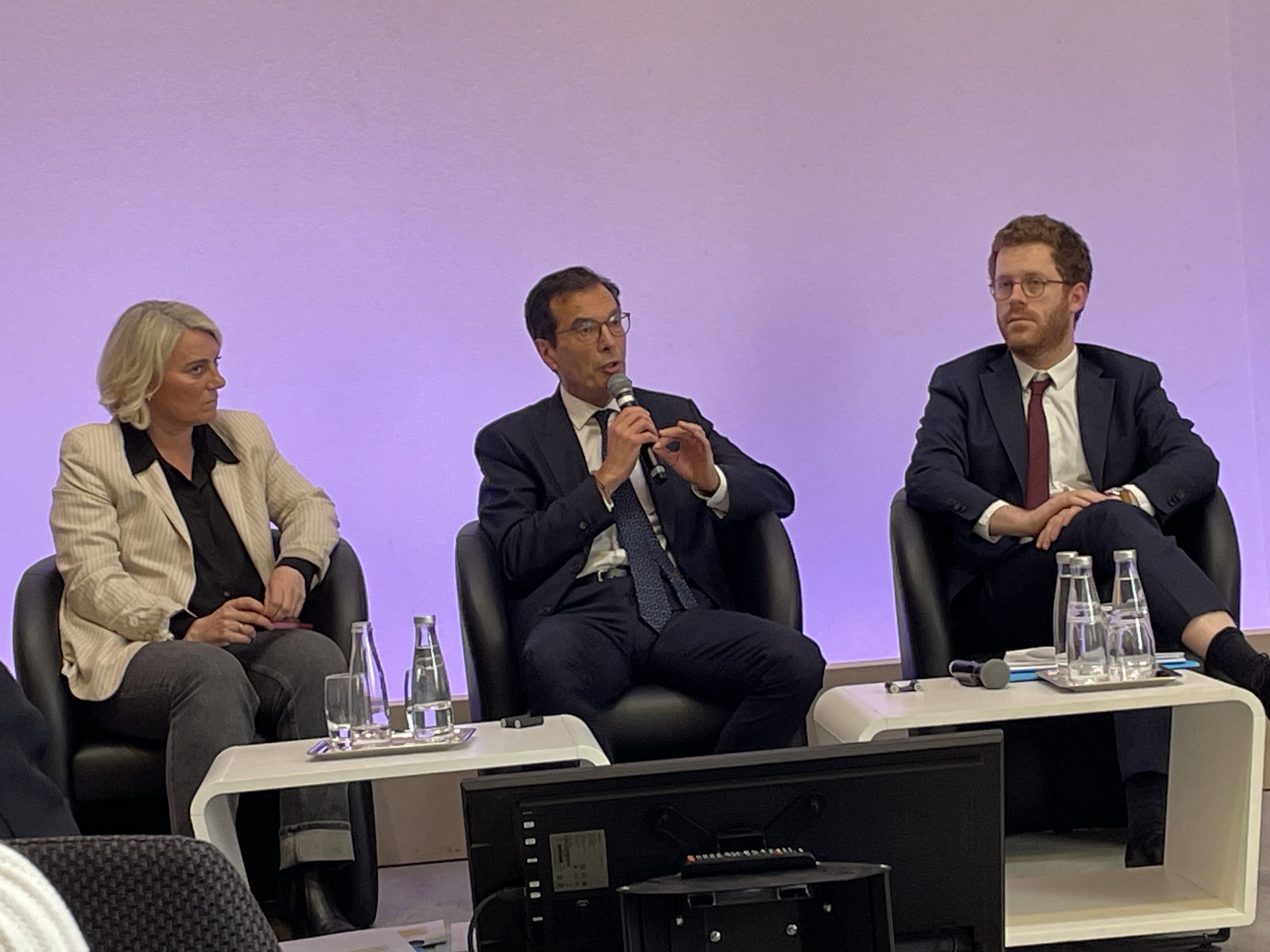 Absence au travail : le gouvernement lance une mobilisation et, surtout, des concertations